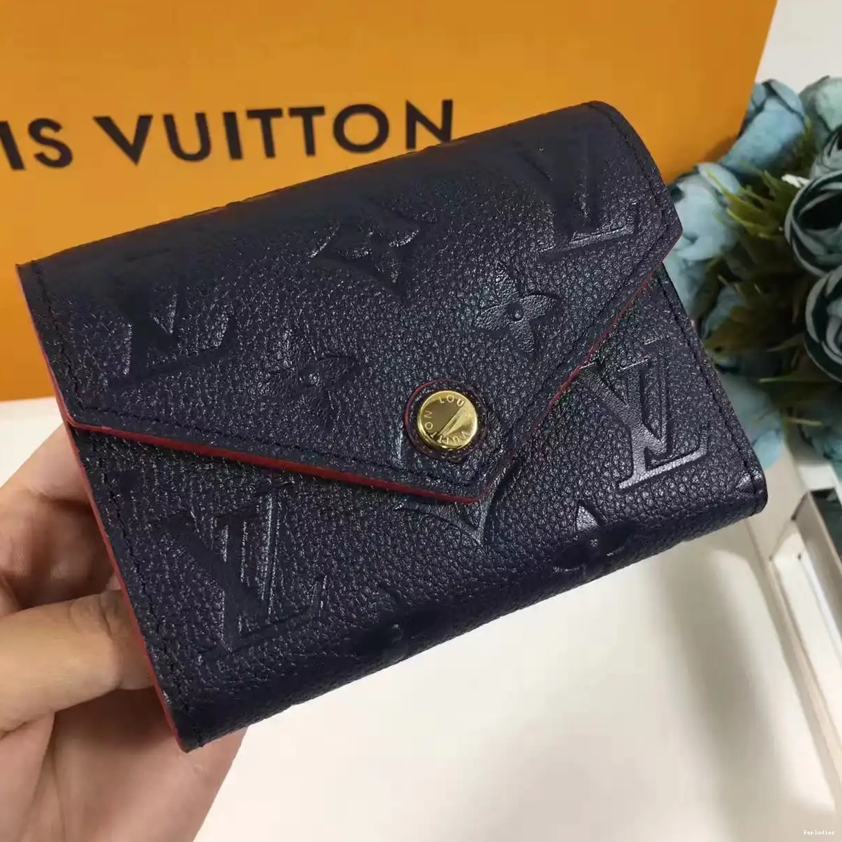 Repladies offers premium fake Louis bags at unbeatable prices. Our products are cheap because we focus on direct sales Louis Victorine wallet Vuitton 0404